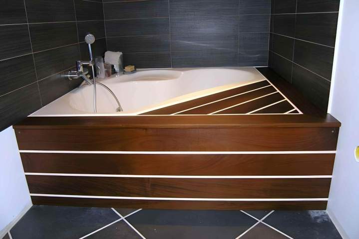 Tablier en bois personnalisée pour baignoire Ajaccio