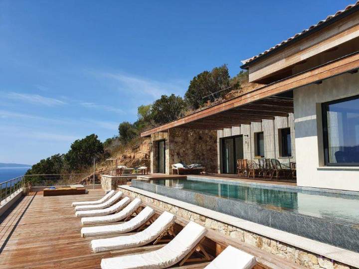 Terrasse bois structure solide avec piscine Ajaccio